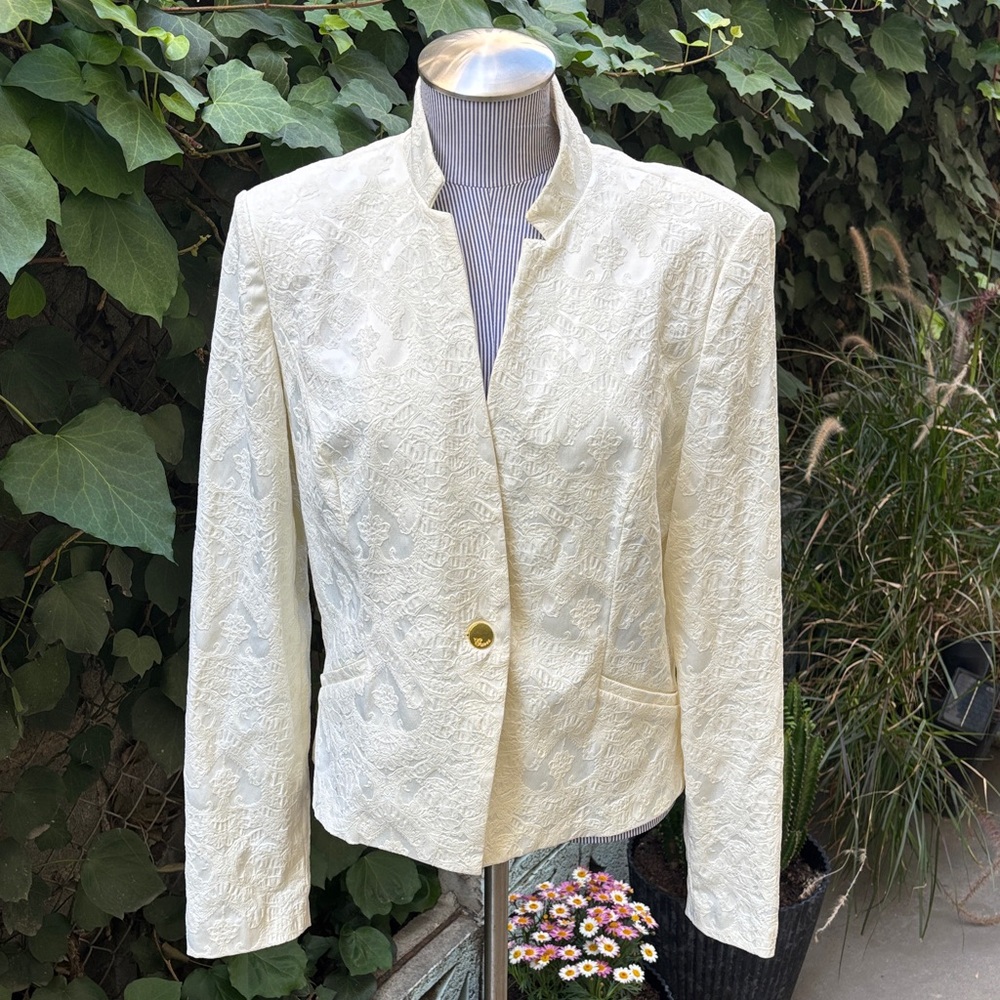 Elegant Guess Women's Cream Embroidered Single-Button Jacket